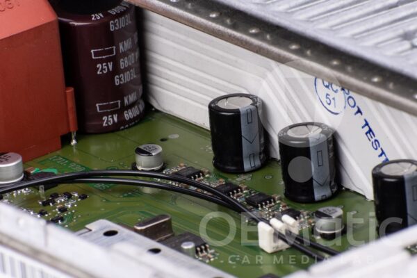 Zabezpieczona po naprawie płyta główna wzmacniacza Logic7 Harman Becker