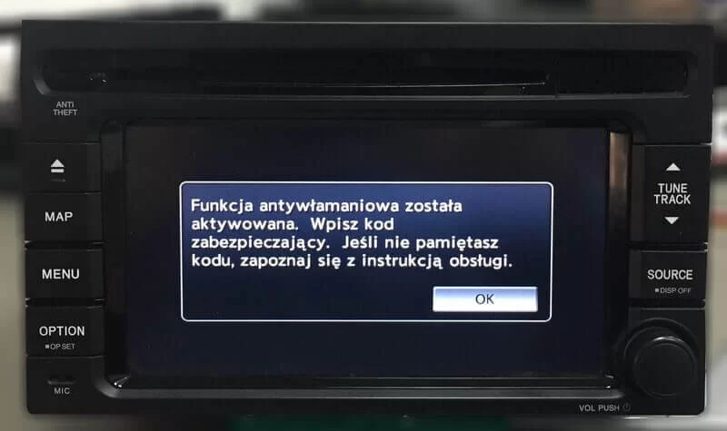Zablokowane radio Honda QY-5017H z komunikatem "funkcja antywłamaniowa została aktywowana" po wymianie akumulatora.