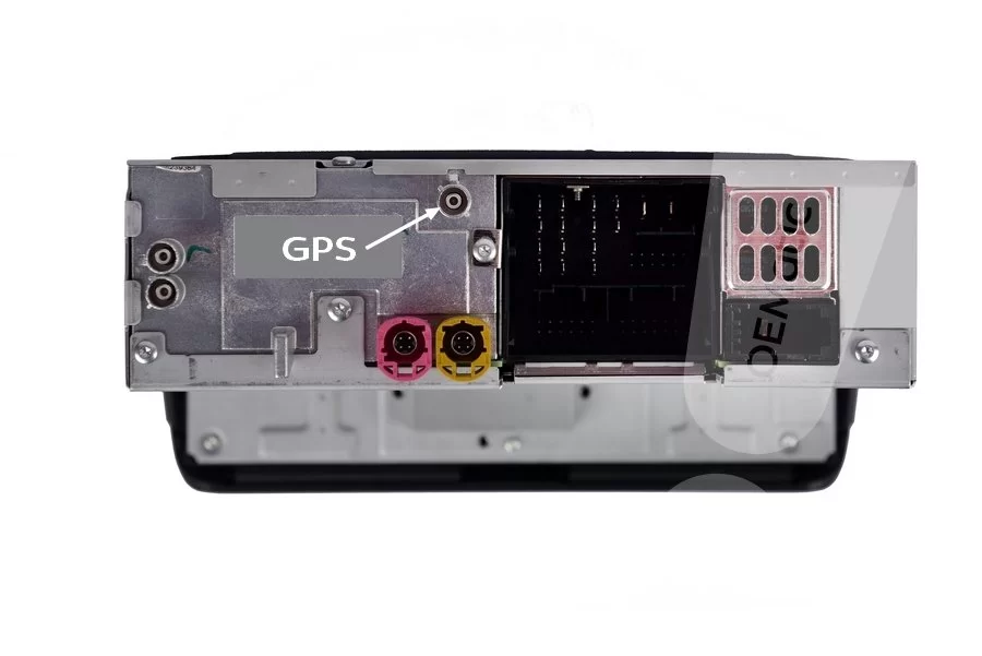 Tylna część Audi RMC z oznaczonym gniazdem GPS - weryfikacja wersji z nawigacją
