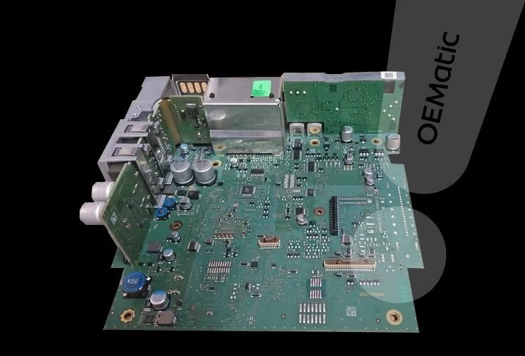 Płyta główna Audi RMC podczas naprawy - widoczne komponenty elektroniczne systemu nawigacji