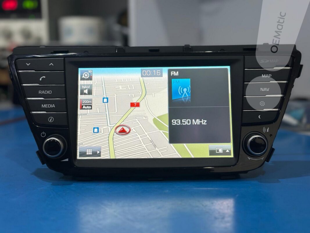 Naprawiona nawigacja Hyundai i20 LAN5202EHGB po usterce czarnego ekranu, wyświetlająca mapę i radio.