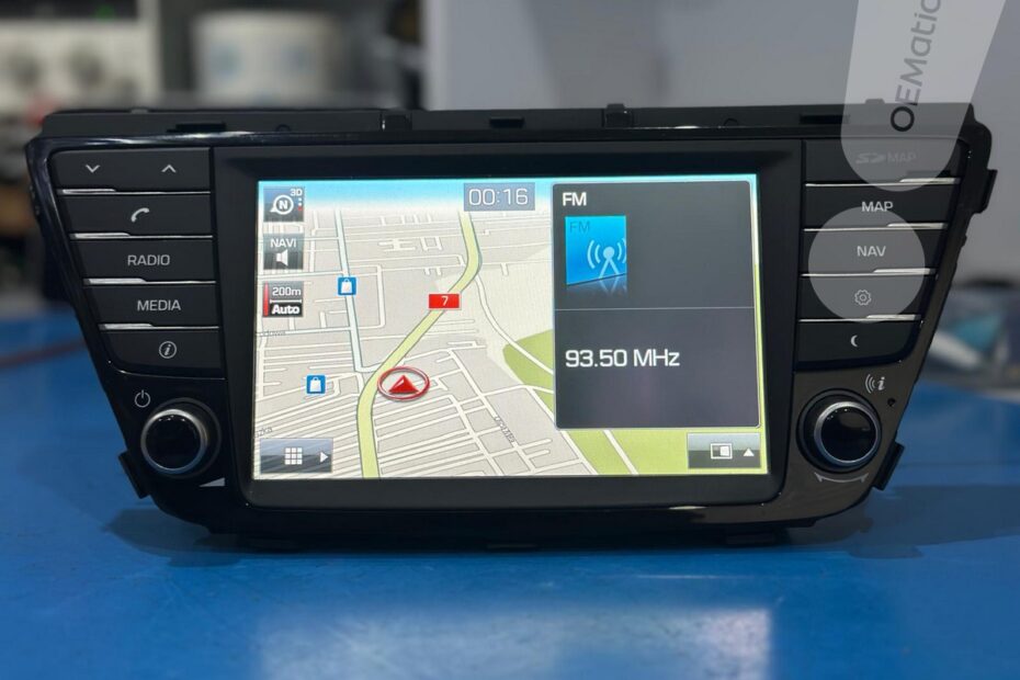 Naprawiona nawigacja Hyundai i20 LAN5202EHGB po usterce czarnego ekranu, wyświetlająca mapę i radio.