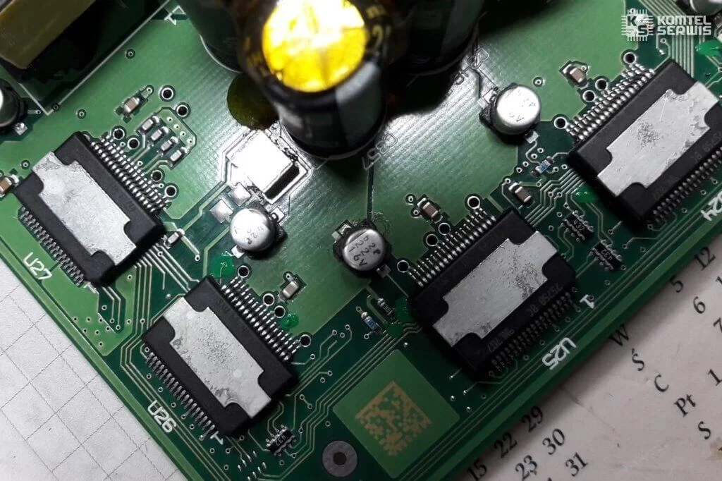 Wymienione końcówki mocy i zregenerowana sekcja zasilania wzmacniacza Audi A6 C6 po skutecznej naprawie w serwisie OEMatic