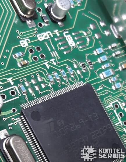 Zregenerowane luty i oczyszczone styki procesora ST10 we wzmacniaczu Audi Bose po profesjonalnej naprawie w serwisie OEMatic.