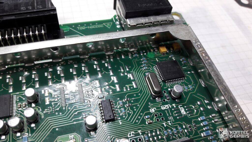 Zregenerowany układ Oasis i odnowione luty na płycie wzmacniacza Audi Bose po naprawie w serwisie OEMatic.