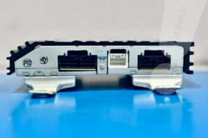 Widok na złącza (18-pin, 14-pin) wzmacniacza Rockford Fosgate 8701A474 z Mitsubishi Outlander / ASX