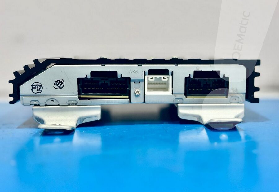 Widok na złącza (18-pin, 14-pin) wzmacniacza Rockford Fosgate 8701A474 z Mitsubishi Outlander / ASX