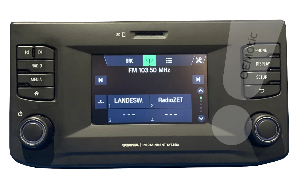 Radio Scania AUS4 Basic z 5-calowym ekranem monochromatycznym pokazującym FM 103.50 MHz na przednim panelu