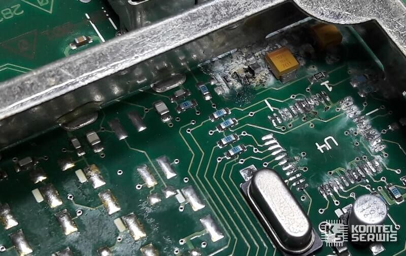 Uszkodzone ścieżki i skorodowane elementy pod układem Oasis we wzmacniaczu Audi Bose regenerowane przez OEMatic