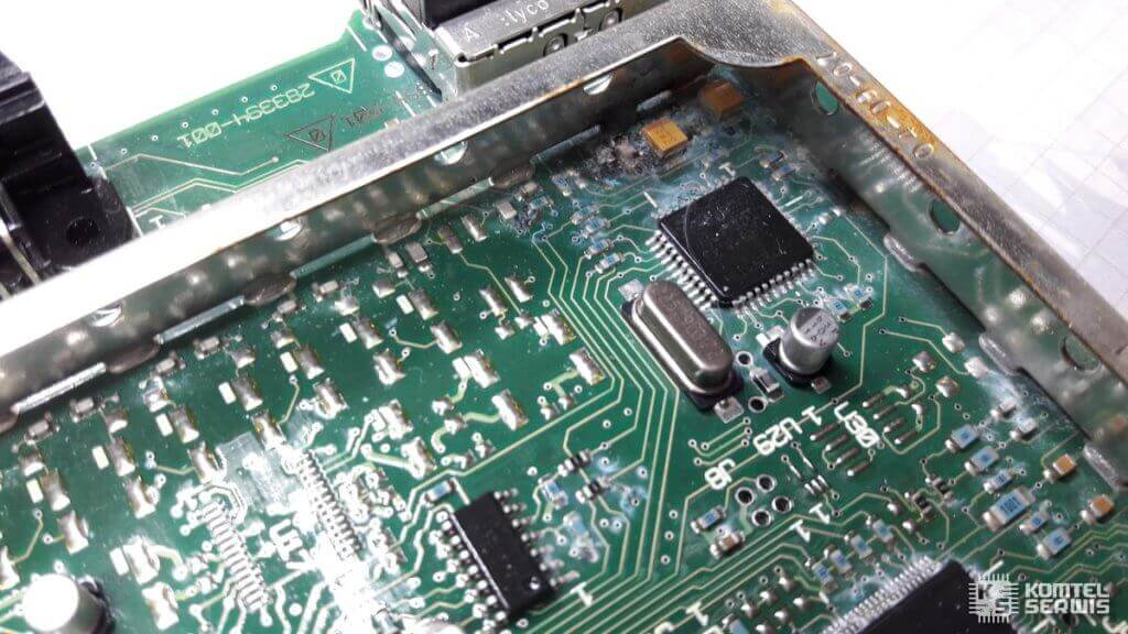 Skorodowane elementy i uszkodzone ścieżki przy układzie Oasis we wzmacniaczu Audi Bose diagnozowane w serwisie OEMatic