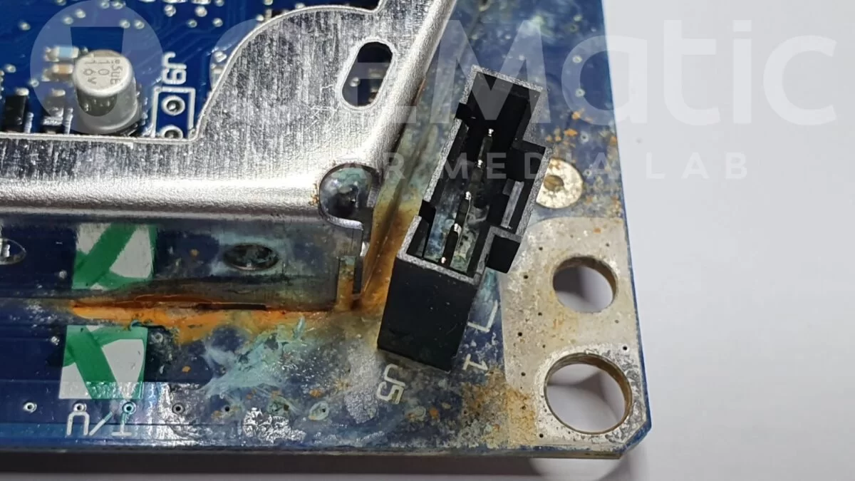Skorodowane gniazdo wentylatora na płycie głównej wzmacniacza bose a6 c6, widoczne zielone i brązowe ślady utleniania po zalaniu.