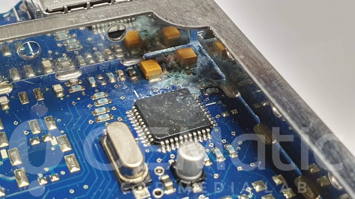 Skorodowany układ scalony MOST (os8104) na płycie wzmacniacza bose a6 c6, widoczne zielone ślady zalania wokół procesora.