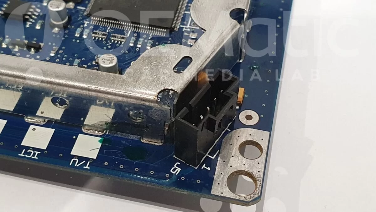 czyszczone gniazdo wentylatora na płycie wzmacniacza bose a6 c6 po regeneracji, korozja usunięta, ścieżki naprawione.