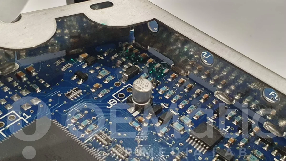 Zbliżenie na płytę główną wzmacniacza bose a6 c6 po regeneracji, czyste ścieżki i nowe komponenty zabezpieczone zielonym lakierem.