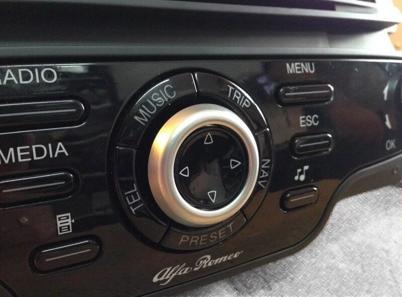 Panel przedni radia nawigacji Alfa Romeo Giulietta - zbliżenie przycisków sterowania