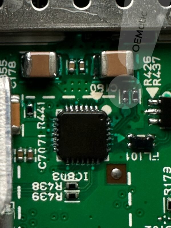 Zbliżenie na płytę główną po regeneracji - radio Kia Sportage