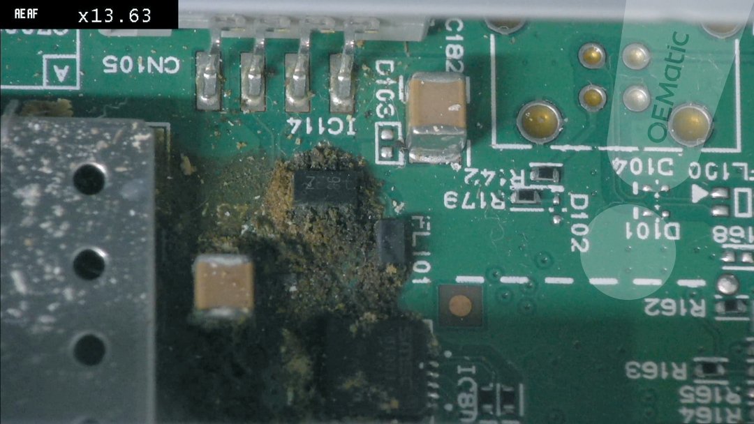 Korozja elektrochemiczna na układzie scalonym płyty głównej radia Kia Sportage powiększenie mikroskopowe x13.63 