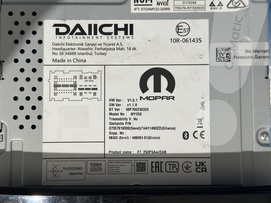 Naklejka znamionowa radia Daiichi MY250 z Fiat Ducato — logo DAIICHI Infotainment Systems, MOPAR, Stellantis P/N i Product name F7_250PSAw/DAB