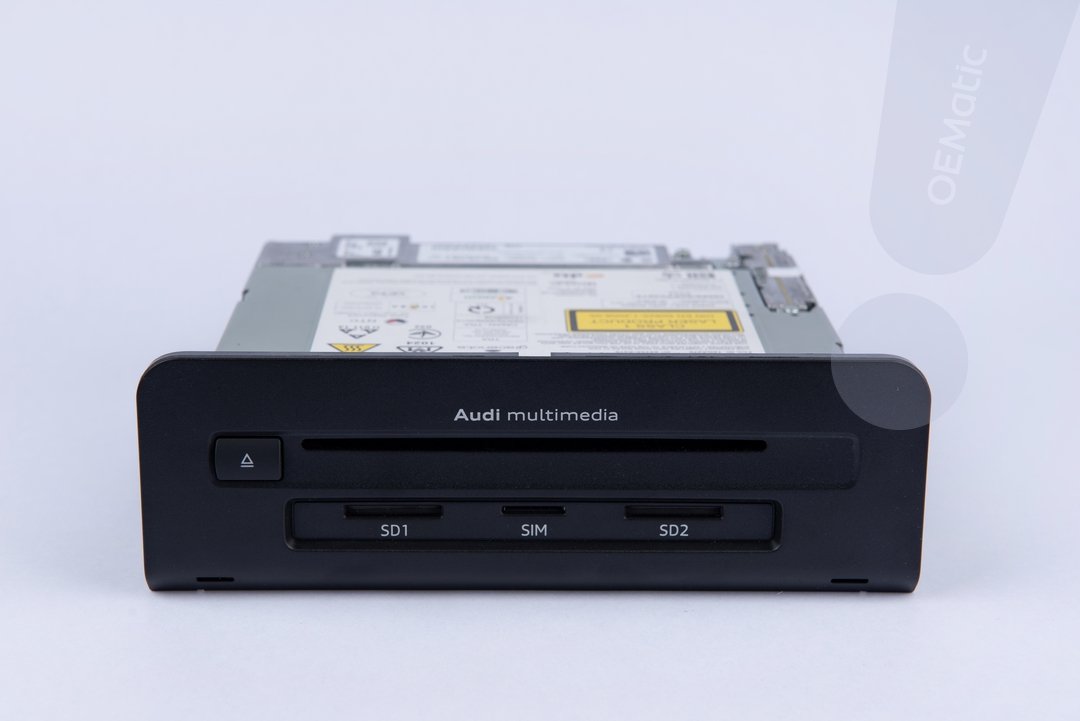 Przedni panel jednostki MIB 2 Audi multimedia z napędem CD, slotami SD1, SIM i SD2 - widoczny slot karty SIM między SD1 i SD2