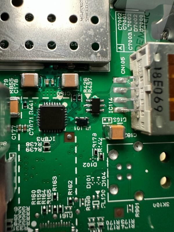 Płyta główna radia Kia Sportage po naprawie z nowym układem - czyste ścieżki PCB bez korozji