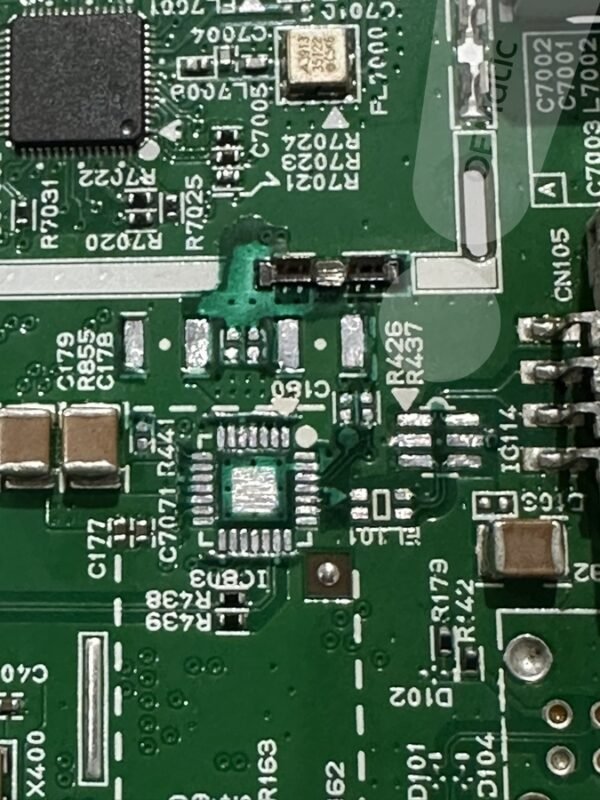 Płyta główna radia Kia Sportage z nową soldermaską UV i pustymi polami po wyjętych elementach SMD do wymiany