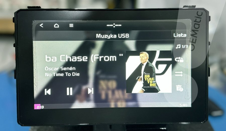 Ekran radia Kia Sportage odtwarzający muzykę z USB widoczna okładka albumu No Time To Die i pasek postępu