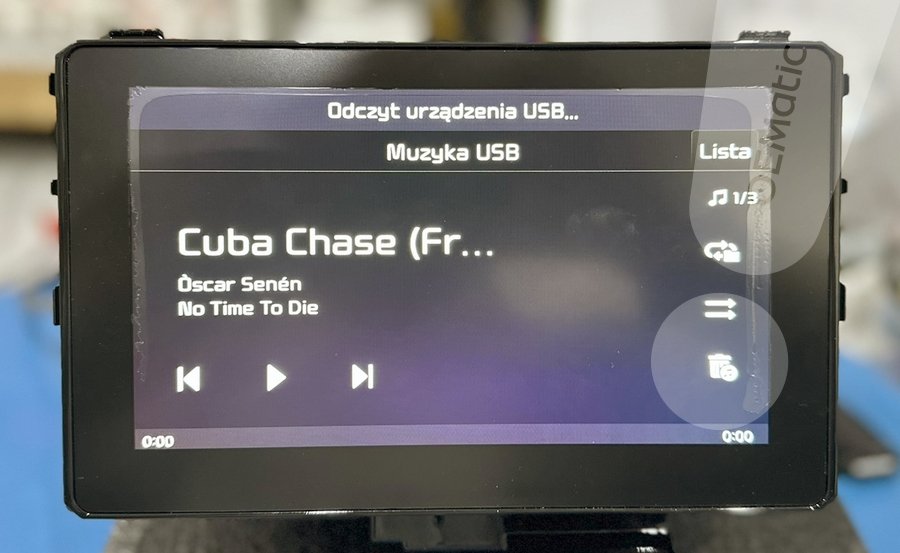 Ekran radia Kia Sportage odtwarzający muzykę z pendrive USB utwór Cuba Chase po naprawie portu USB