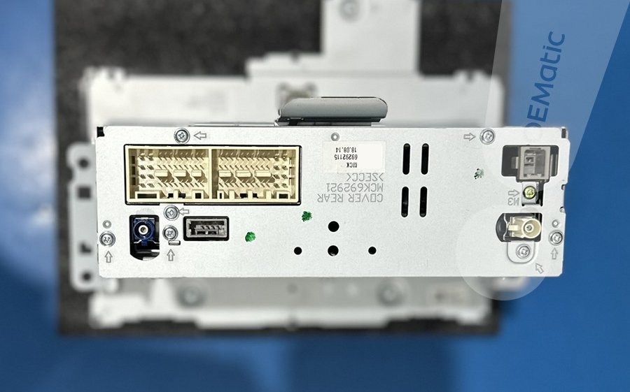 Tylny panel radia Kia Sportage IA88613QLNG z gniazdami USB antenowym i złączami sygnałowymi