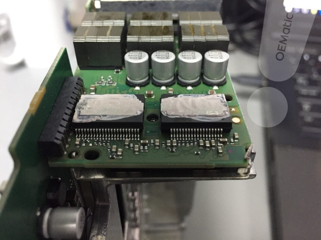 Płyta główna toru audio jednostki MIB z widocznymi stopniami mocy, kondensatorami filtrującymi i układami scalonymi - miejsce występowania zimnych lutów