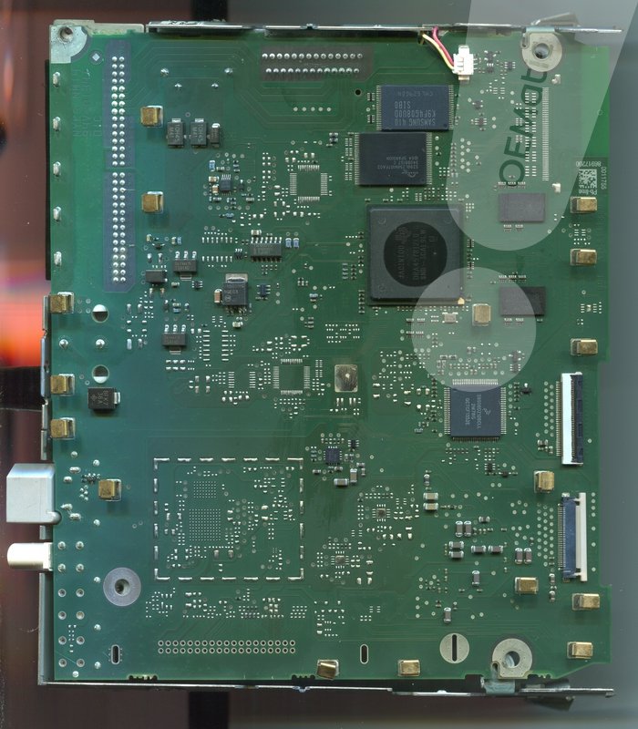 Płyta główna radio nawigacji VP2 Continental z widoczną pamięcią flash NAND - diagnostyka usterki zawieszania na logo w serwisie OEMatic