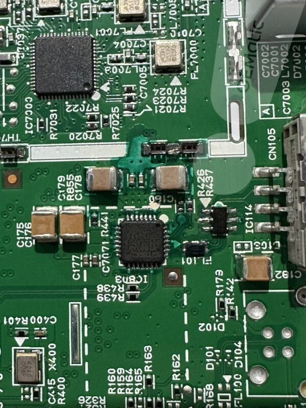 Płyta główna radia Kia Sportage po naprawie z nowo zamontowanymi układami scalonymi i elementami SMD