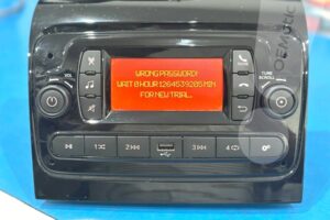 Zablokowane radio Daiichi MY250 z Fiat Ducato — ekran wyświetla komunikat WRONG PASSWORD WAIT 0 HOUR 1264539205 MIN FOR NEW TRIAL.