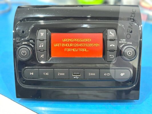 Zablokowane radio Daiichi MY250 z Fiat Ducato — ekran wyświetla komunikat WRONG PASSWORD WAIT 0 HOUR 1264539205 MIN FOR NEW TRIAL.