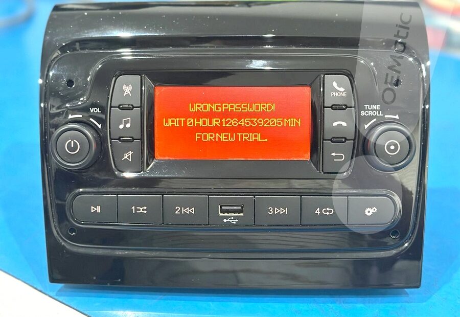 Zablokowane radio Daiichi MY250 z Fiat Ducato — ekran wyświetla komunikat WRONG PASSWORD WAIT 0 HOUR 1264539205 MIN FOR NEW TRIAL.
