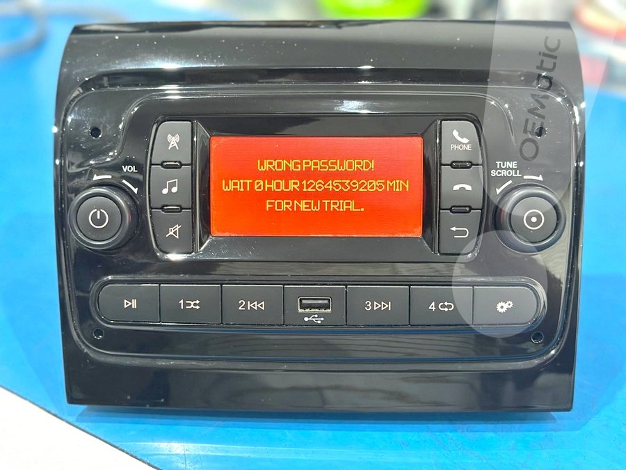 Zablokowane radio Daiichi MY250 z Fiat Ducato — ekran wyświetla komunikat WRONG PASSWORD WAIT 0 HOUR 1264539205 MIN FOR NEW TRIAL.