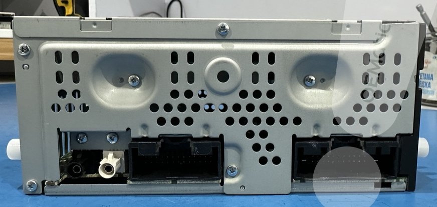 Tył modułu ACM Ford — złącza wiązki elektrycznej i wejście antenowe