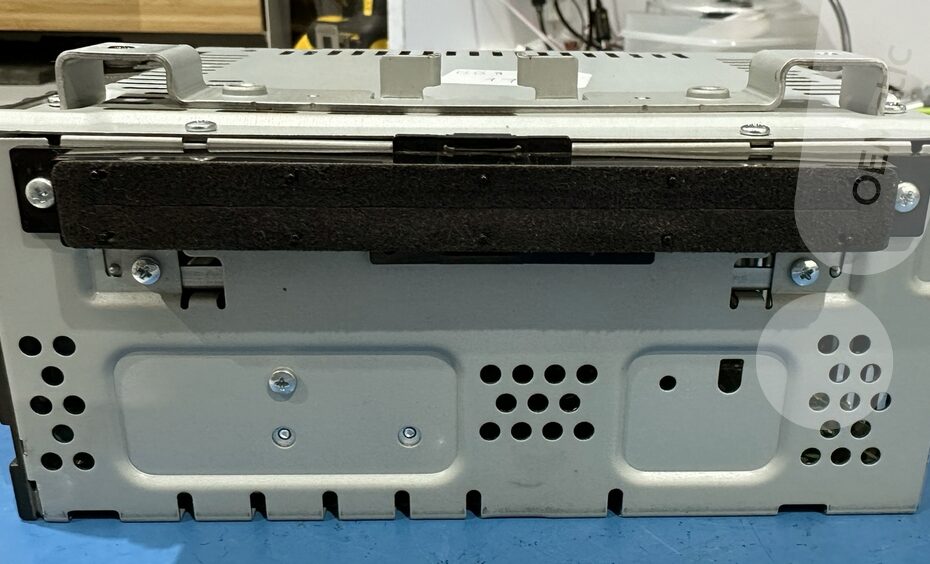 Naprawa modułu ACM Ford — front ze slotem na płytę CD