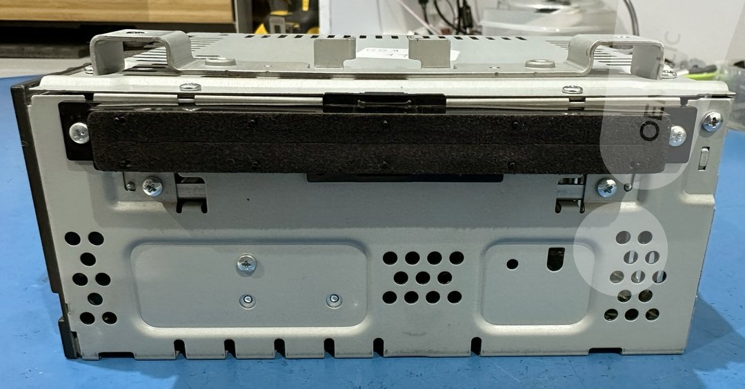 Naprawa modułu ACM Ford — front ze slotem na płytę CD