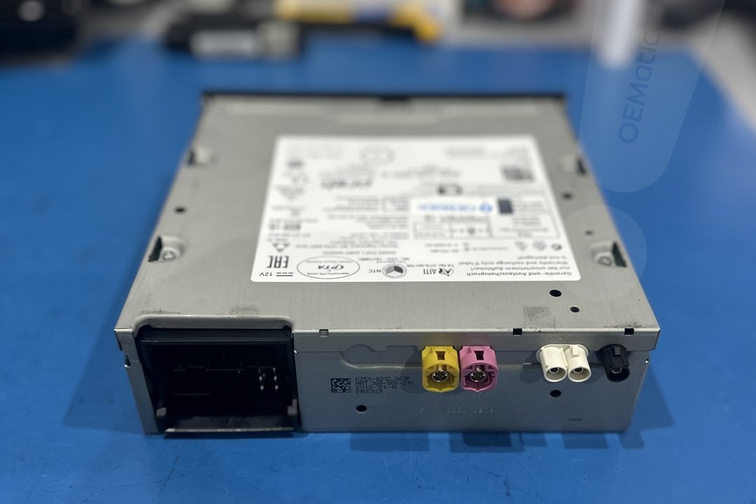 Tylny panel modułu MIB3 Preh ze złączami FAKRA w kolorach żółtym różowym i białym oraz złączem Quadlock