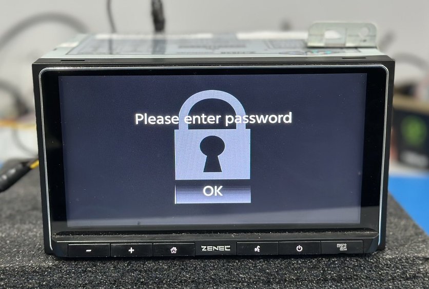 Ekran Zenec Z-N528 z ikona klodki i napisem Please enter password — trwala blokada haslem