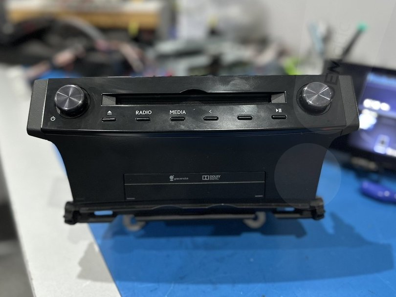 Panel przedni radia Pioneer NXF-9138ZT z Lexusa IS 300h — slot DVD, pokrętła głośności i tunera