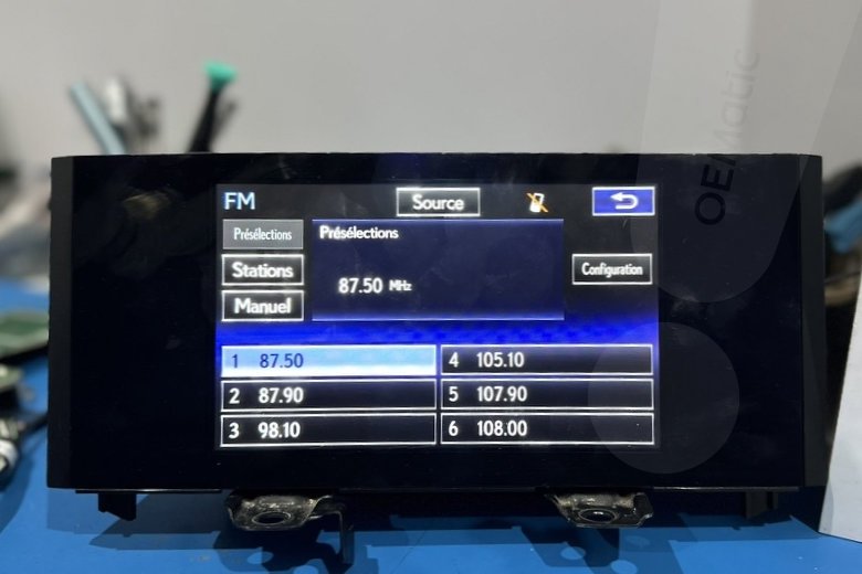 Radio Pioneer P10443 z Lexusa IS 300h podłączone na stanowisku testowym OEMatic — po skutecznej naprawie