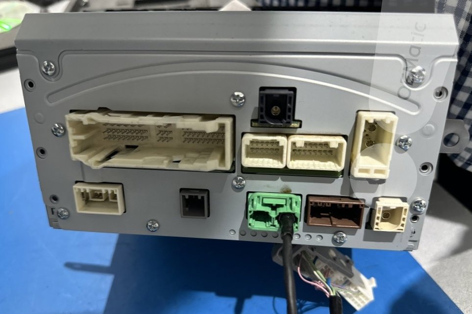 Tylna część radia Pioneer P10443 z Lexusa IS 300h — złącza zasilania, anteny i wiązek sygnałowych