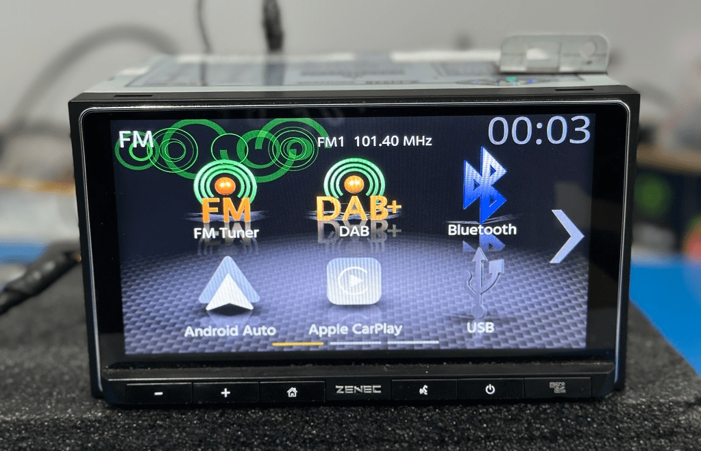 Menu glowne Zenec Z-N528 po odblokowaniu — FM DAB+ Bluetooth CarPlay Android Auto USB