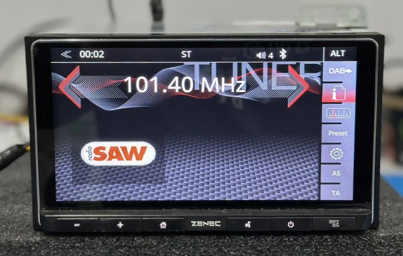 Tuner FM radia Zenec Z-N528 na czestotliwosci 101.40 MHz — dowod sprawnosci po odblokowaniu