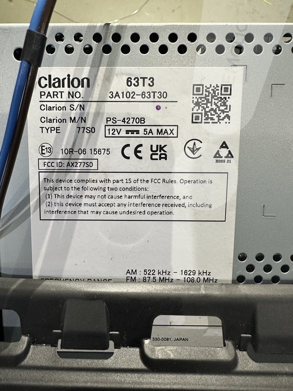 Etykieta radia Clarion PS-4270B z numerem katalogowym 3A102-63T30 i oznaczeniem 63T3 w Suzuki SX4 S-Cross