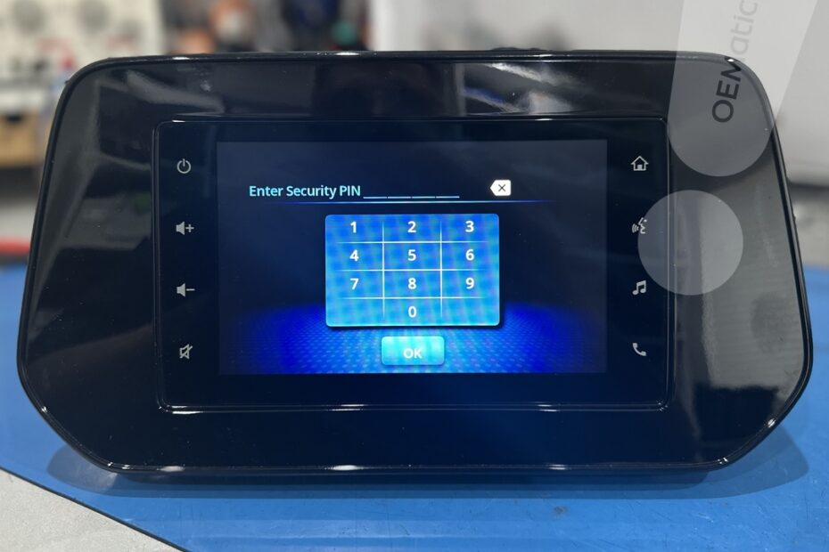 Odkodowanie radia Clarion Suzuki SX4 S-Cross — ekran Enter Security PIN z klawiaturą numeryczną