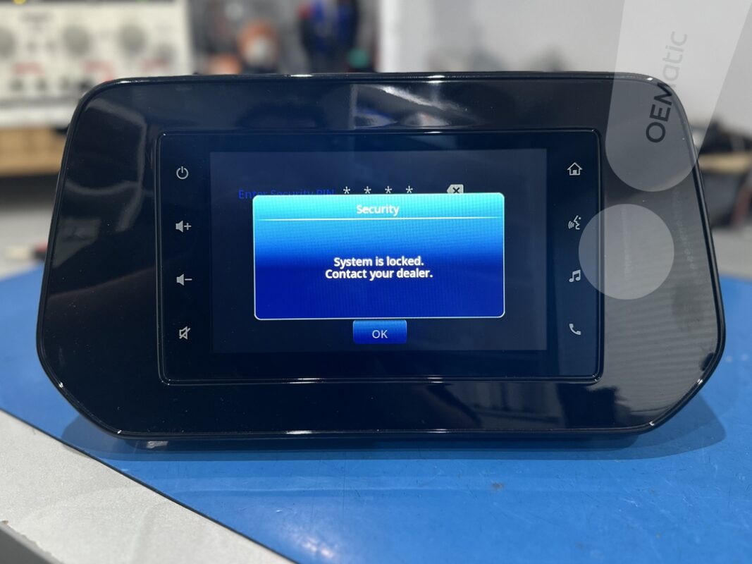 Komunikat System is locked Contact your dealer na zablokowanym radiu Clarion Suzuki SX4 S-Cross