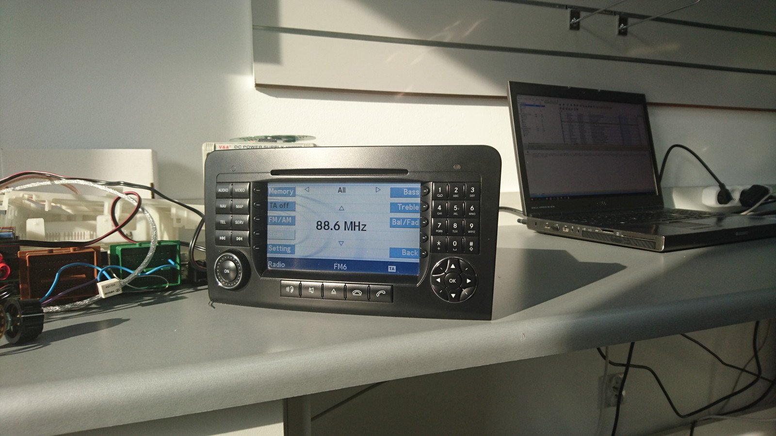 COMAND NTG2 uruchomiony na stanowisku serwisowym pokazuje normalne menu radia z częstotliwością 88,6 MHz i pasmem FM6, a nie logo Mercedes-Benz