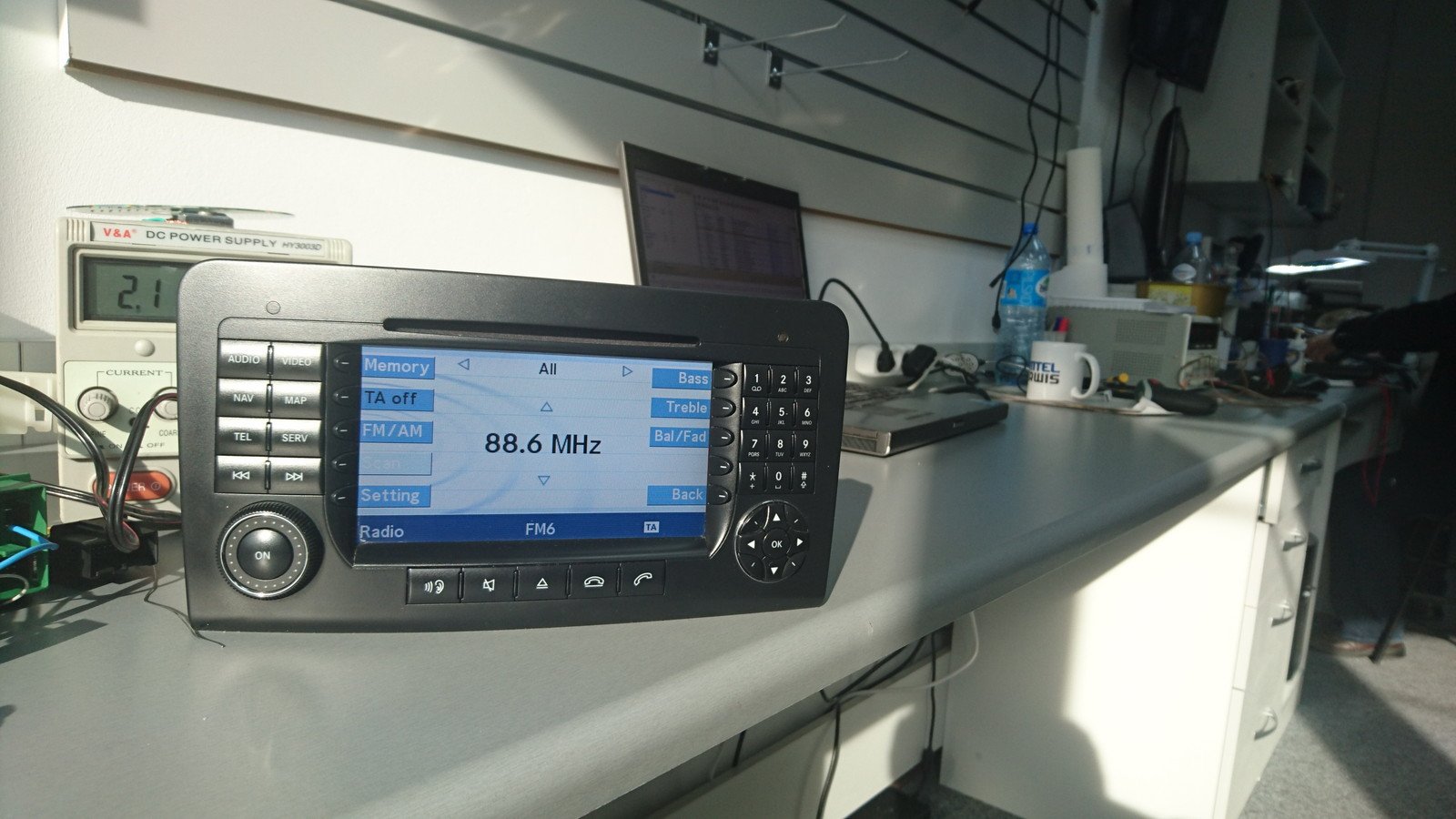 COMAND NTG2 zasilany z laboratoryjnego zasilacza na stanowisku serwisowym OEMatic, na ekranie normalne menu radia FM 88,6 MHz